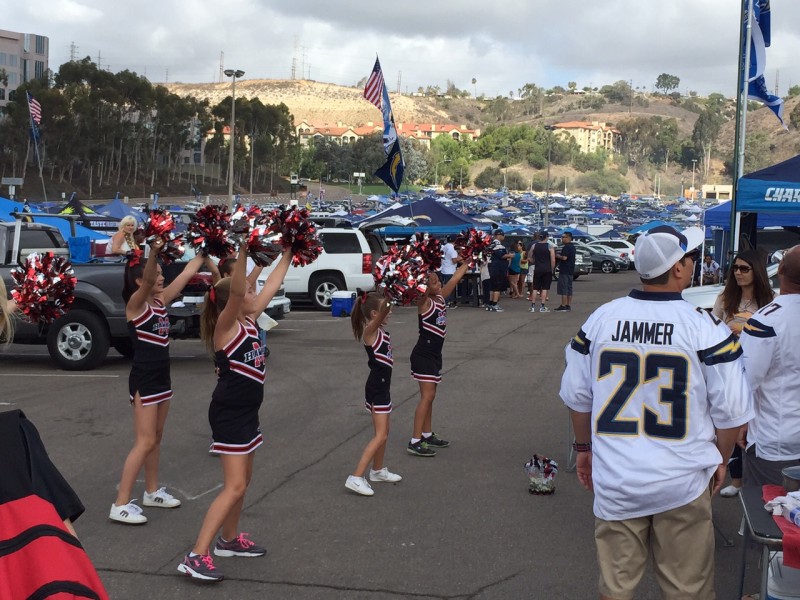 Qualcomm Stadium, San Diego, CA – Fiatal cheerleaderek előadása adomány fejében